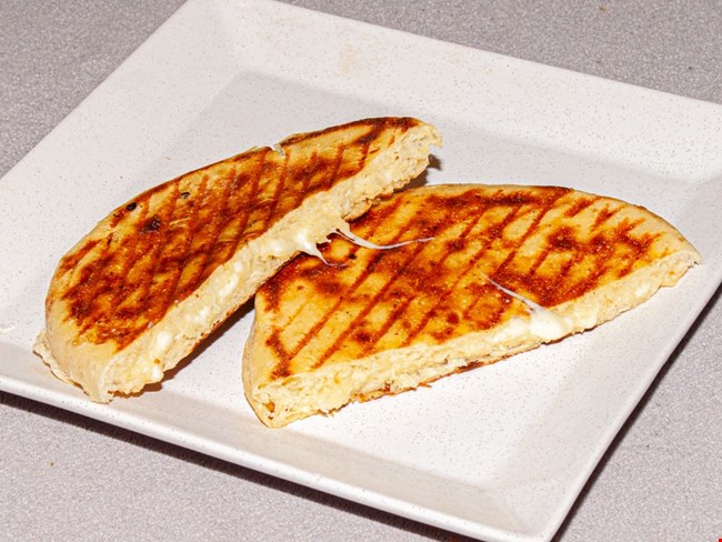 Üç Peynirli Tost